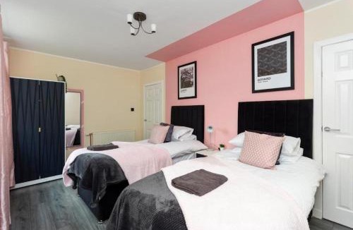 Niddrie House | Boutique Edinburgh 3 bed house - Parking - Garden