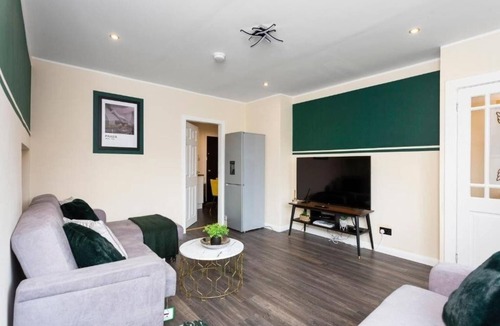 Niddrie House | Boutique Edinburgh 3 bed house - Parking - Garden
