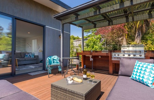 Mapua Apartment | Boutique unit with private deck and outdoor kitchen near shops and social hub