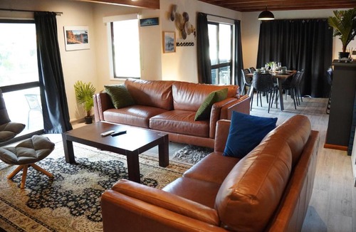 Hamilton North House | Boutique Villa! Top Location & Very Private Spa!
