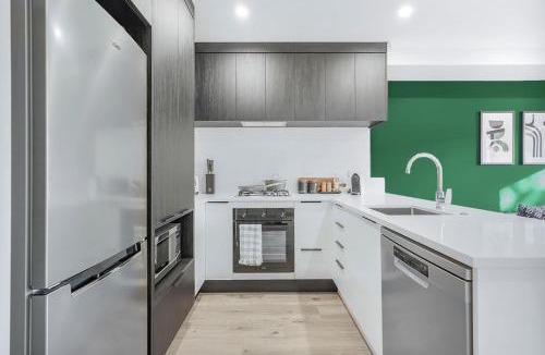 Hamilton East Villa | Brand New, King-Bed, Central City -By KOSH
