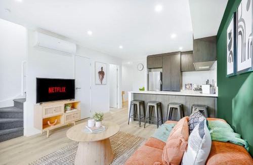 Hamilton East Villa | Brand New, King-Bed, Central City -By KOSH