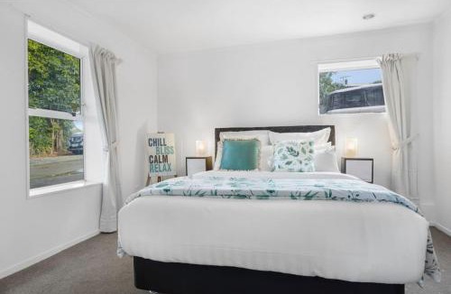 Saint Johns House | Bright 3-Bedroom Unit with Parking and Kitchenette