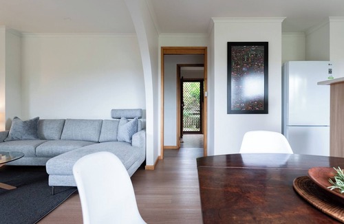 West Launceston Apartment | Bright and Beautiful Near the Gorge with Parking