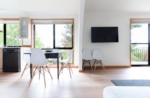 West Launceston House | Bright and Beautiful Near the Gorge with Parking