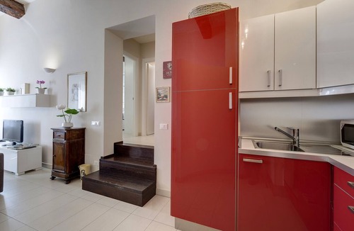 San Lorenzo Apartment | Bright Red Suite, 5 minutes from the Station and the Duomo
