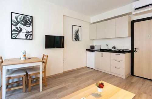 Talimhane Apartment | Bright Studio with Bay Window in Central Istiklal