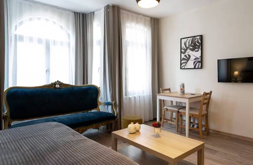Talimhane Apartment | Bright Studio with Bay Window in Central Istiklal
