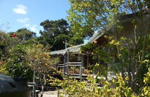Onetangi Cottage | Bush Beach Delight - Onetangi Holiday Home
