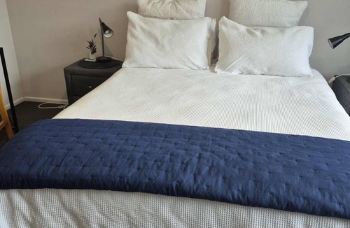 Palmerston North Bed & Breakfast | Business or fun come relax. A quiet neighbourhood with lovely walking tracks.