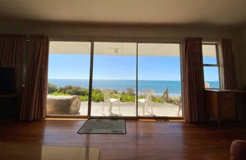 Parapara House | By the Sea Shaw - Hosted by Lorna, Katja & Michael