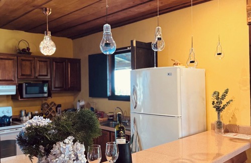 Roble Cabin | 🌲 Cabaña Del Roble Private Jacuzzi & Fireplace 30 min from SJO Airport