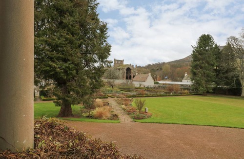 Gattonside Cottage | Cabin ∙ 8 bedrooms ∙ 15 guests