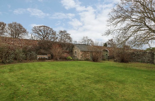 Gattonside Cottage | Cabin ∙ 8 bedrooms ∙ 15 guests