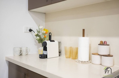 Camperdown Apartment | Camperdown: Spacious Apt · 3 Beds + Large Space