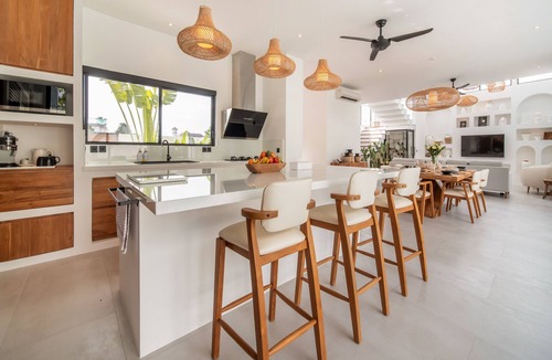 Umalas Villa | Canggu Luxury: Stylish 4BR Villa Near Berawa Beach