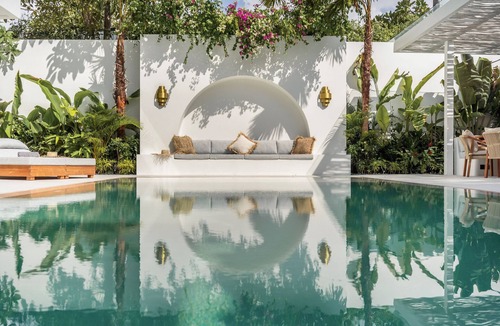 Umalas Villa | Canggu Luxury: Stylish 4BR Villa Near Berawa Beach