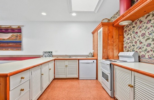 Launceston CBD Cottage | Captain Stirling's Bungalow city fringe locale.