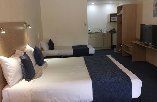 Cambridge Hotel | Captains Quarters Motor Inn