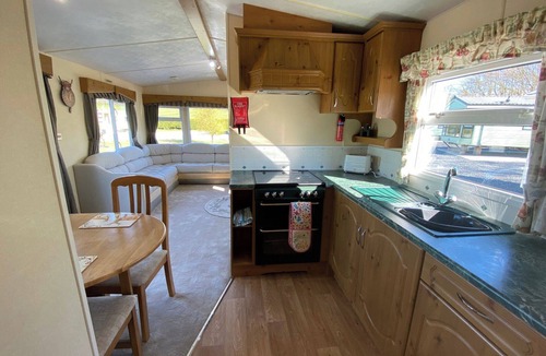 Newton Stewart Ski Chalet | Caravan - Sleeps 4 - Pet friendly - Parking