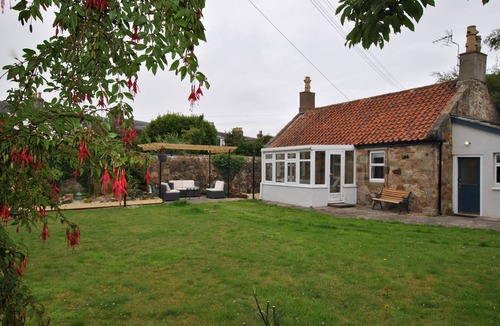 Pittenweem House | Carpenter's Cottage- coastal stay with garden