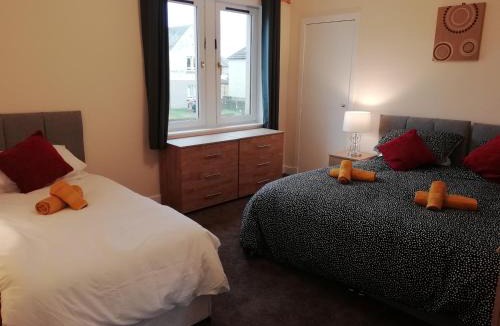 Lochgelly Apartment | Carvetii - Vincent House - Large 3 bedroom apartment with on-site parking