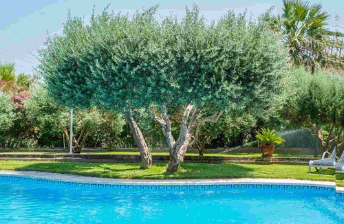Buger Cottage | Cas Home, villa with tennis court and private pool