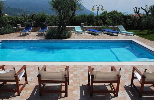 Ricadi House | Casa Capri, for 4 people with shared swimming pool and access to the beach