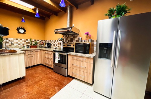 Heredia House | Casa Flores is a spacious 3 bd, 3 bath house in Heredia "The City of Flowers".