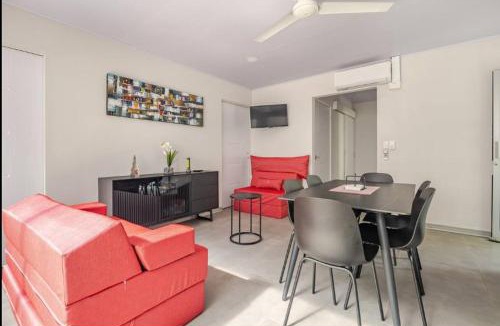 Punta Leona Apartment | CASA MARIPOSA en Punta Leona a 500 metros de la playa FULL EQUIPADA Espacio y precio a tu medida Posibilidad de alquilar la casa entera, los dos apartamentos abajo o los 2 cuartos con baños privados en la planta alta Para 1 a 22 personas
