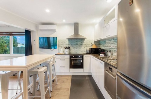 Castor Bay Apartment | Castor Bay Escape | Auckland Seaside Suburb | Pool