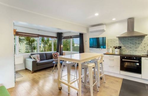 Castor Bay Apartment | Castor Bay Escape | Auckland Seaside Suburb | Pool