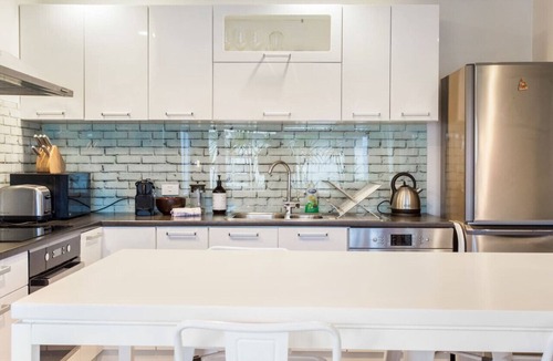 Castor Bay Apartment | Castor Bay Escape | Auckland Seaside Suburb | Pool