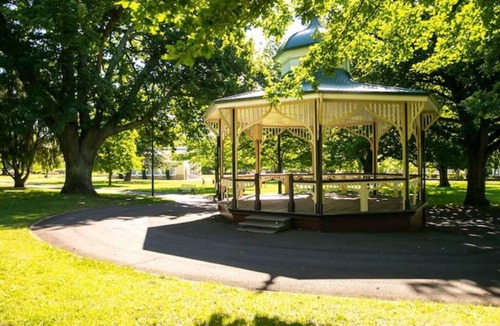 Launceston CBD Apartment | CBD apartment by the park. WiFi and Parking