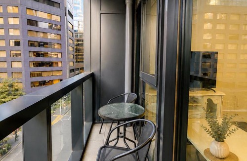 Auckland Central Business District Apartment | CBD Retreat 5-Min Walk to Sky Tower w Free Pool Gym Sauna P021