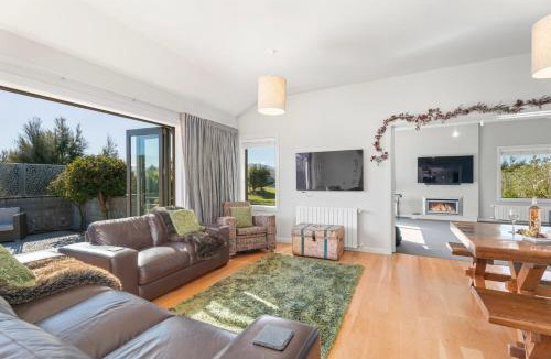 Albert Town House | Cedar Sanctuary - Albert Town Holiday Home