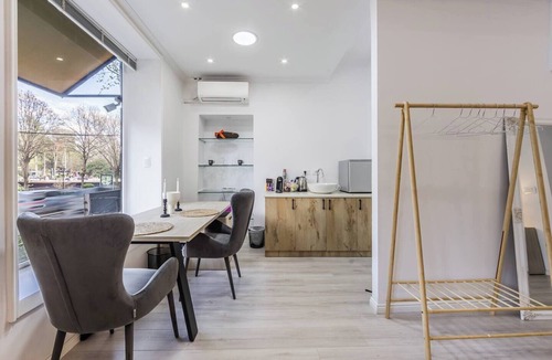 Blloku Apartment | Central Comfy Spot | Studio for 2 with Wi-Fi by PikHost