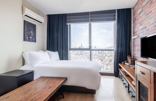 Atasehir Apartment | Central Flat with Amazing City View in Atasehir