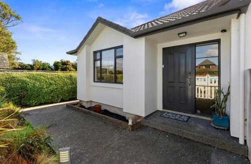 Lower Hutt Villa | Central Lower Hutt Gem - Steps to Queensgate & Station