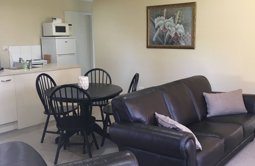 Hamilton North Apartment | Central, Modern Apartment on Minogue Park