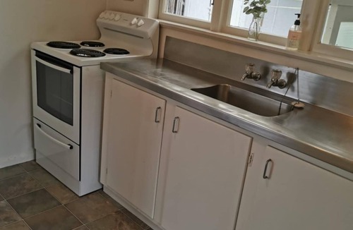 Taupo House | Central - Walk to Town and Lake! *No Service Fee*