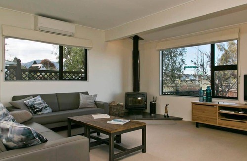 Taupo House | Central With Mountain Views!