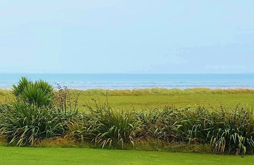 Riverton Cottage | Character Crib, 300m from Riverton's Taramea Bay popular swimming beach!
