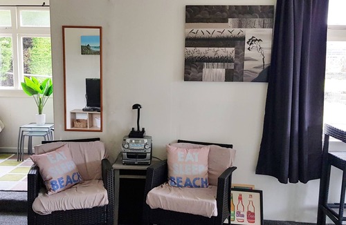 Riverton Cottage | Character Crib, 300m from Riverton's Taramea Bay popular swimming beach!