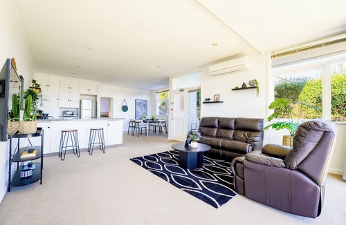 Orakei House | Charming 1-Bedroom Home in Prestigious Orakei