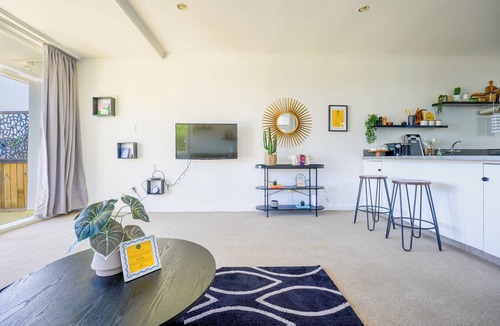 Orakei House | Charming 1-Bedroom Home in Prestigious Orakei
