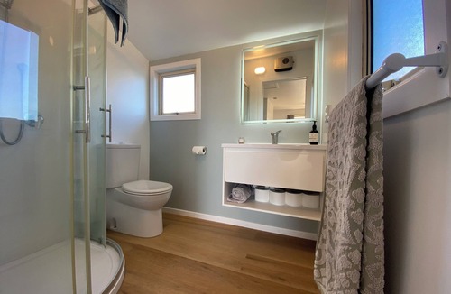 Pukehina House | Charming 2-Bedroom Guest House with Tennis Court near Beach