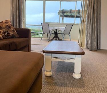 Pukehina House | Charming 2-Bedroom Guest House with Tennis Court and Beach Nearby
