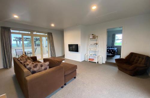 Pukehina House | Charming 2-Bedroom Guest House with Tennis Court and Beach Nearby