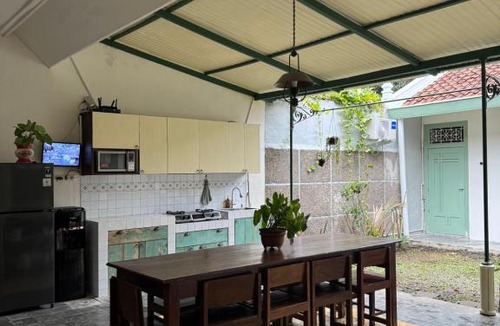 Bogor Tengah House | Charming Colonial Home near Botanical Garden